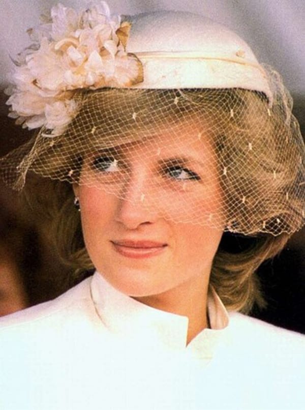 НЕЙНО ВЕЛИЧЕСТВО ШАПКАТА – КРАЛИЦА НА МОДНИЯ ГАРДЕРОБ